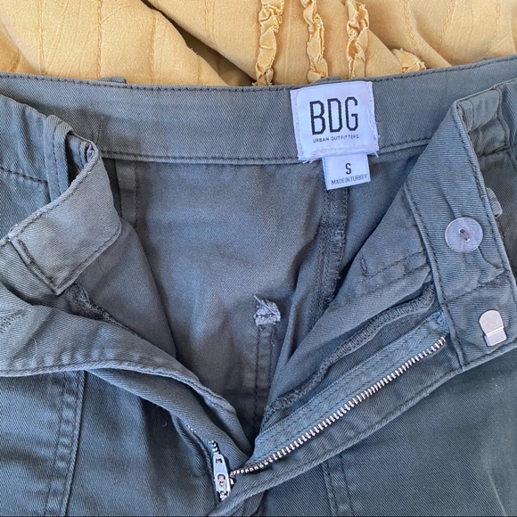 BDG cuffed cargo pants in army green - Picture 3 of 4